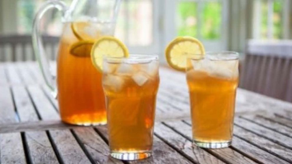 Picture of 2 glasses of iced tea with lemon along with a pitcher of iced tea