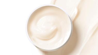 An open pot of the rich Dove 10-in-1 Bond Strength Serum Mask, a weekly treatment to manage extreme hair damage.